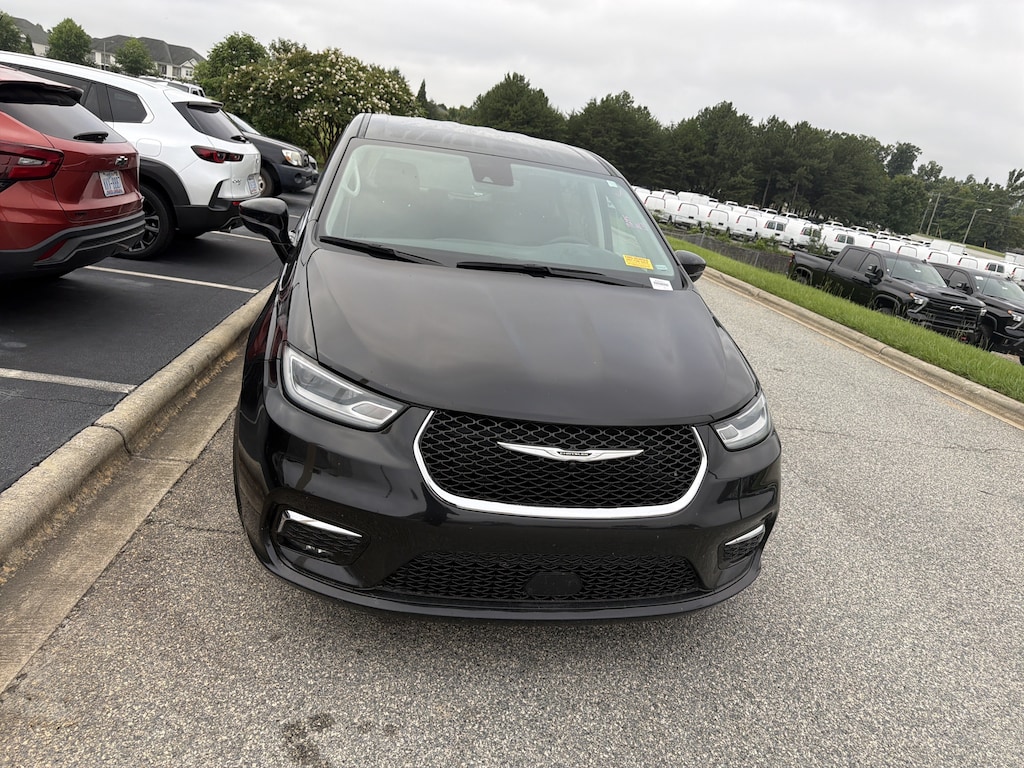 Used 2024 Chrysler Pacifica Touring L Minivan