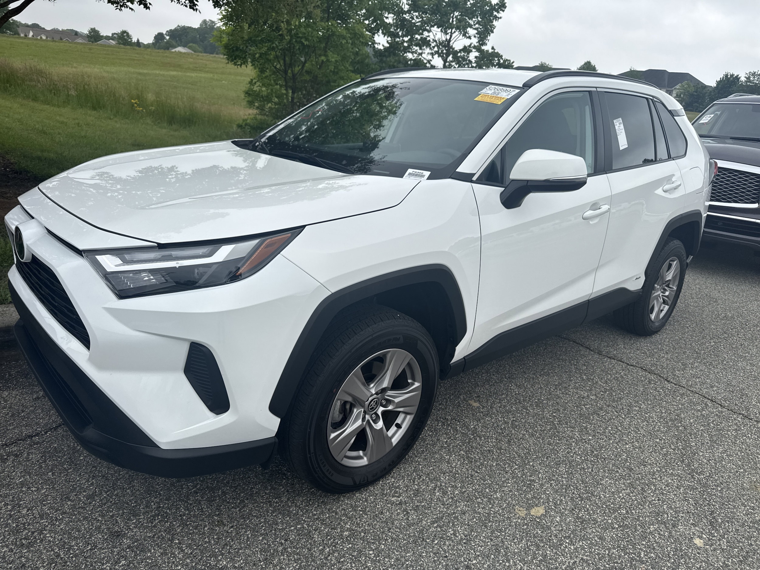 2025 Toyota RAV4 Hybrid XLE photo 4