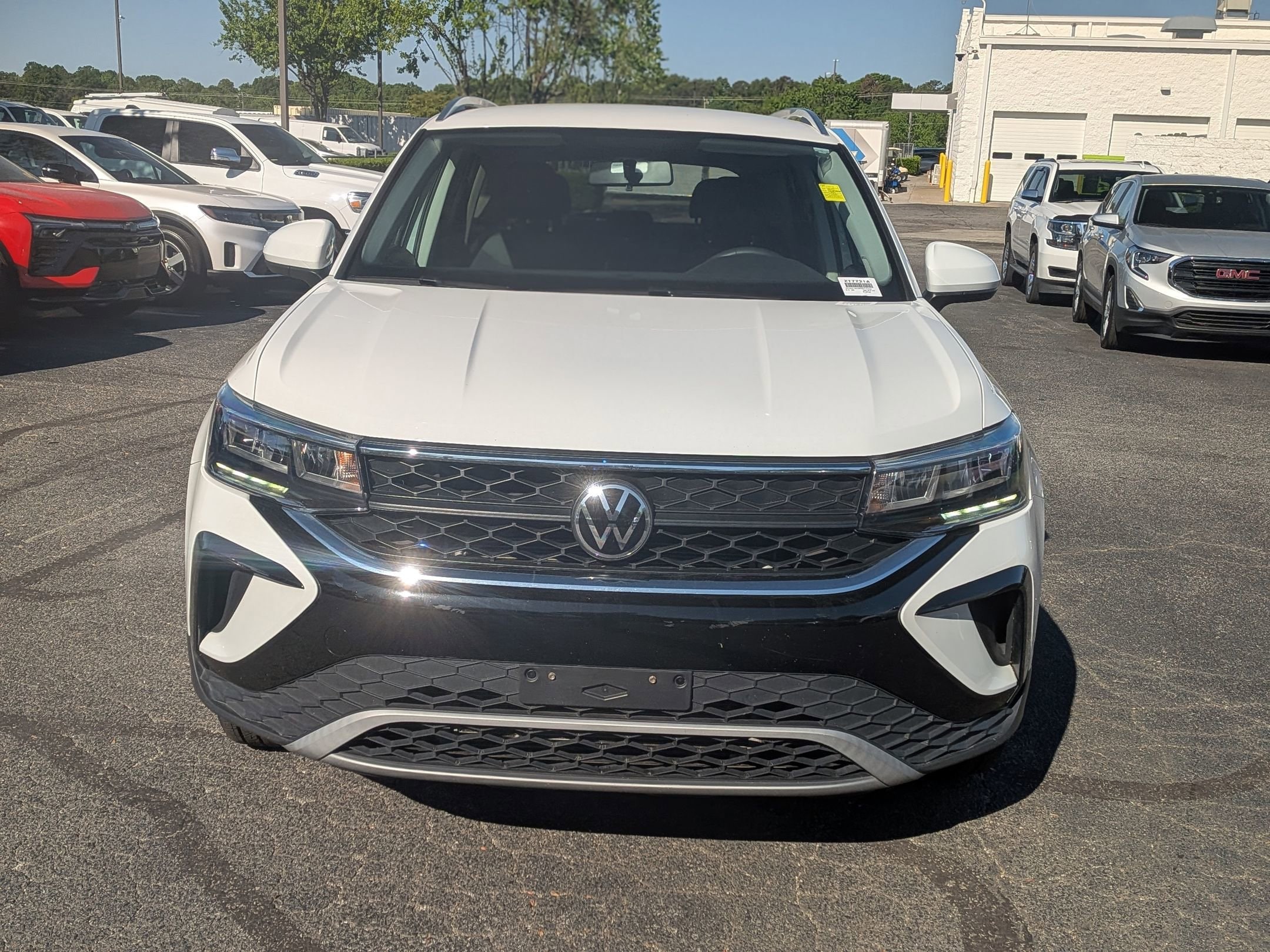 2022 Volkswagen Taos SE photo 2