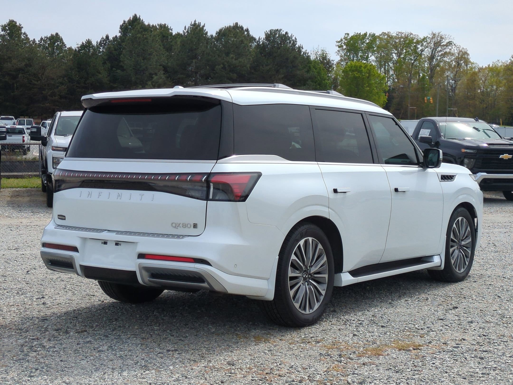 2026 INFINITI QX80 LUXE photo 3