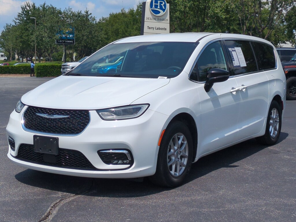 Used 2025 Chrysler Pacifica Select Minivan
