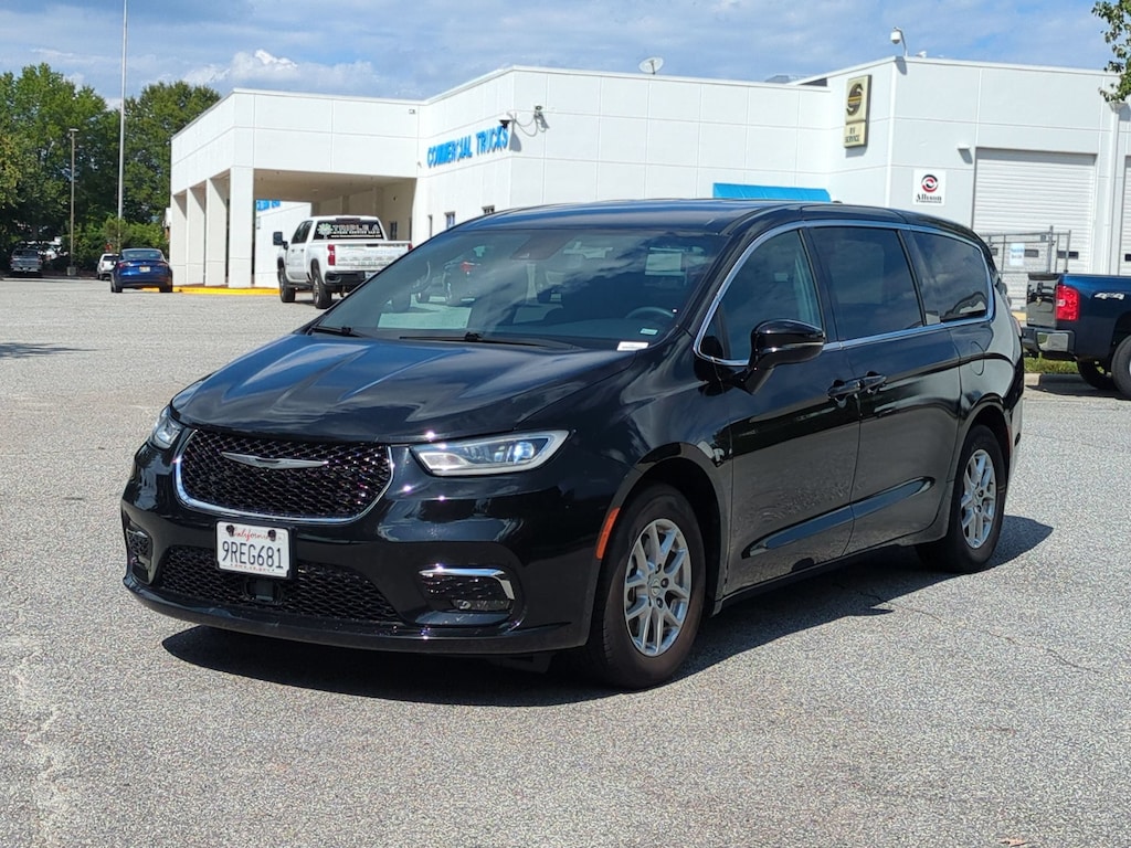 Used 2025 Chrysler Pacifica Select Minivan