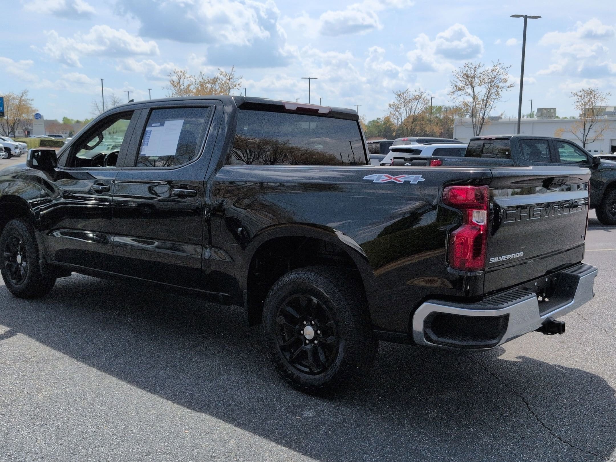 2022 Chevrolet Silverado 1500 LT photo 3