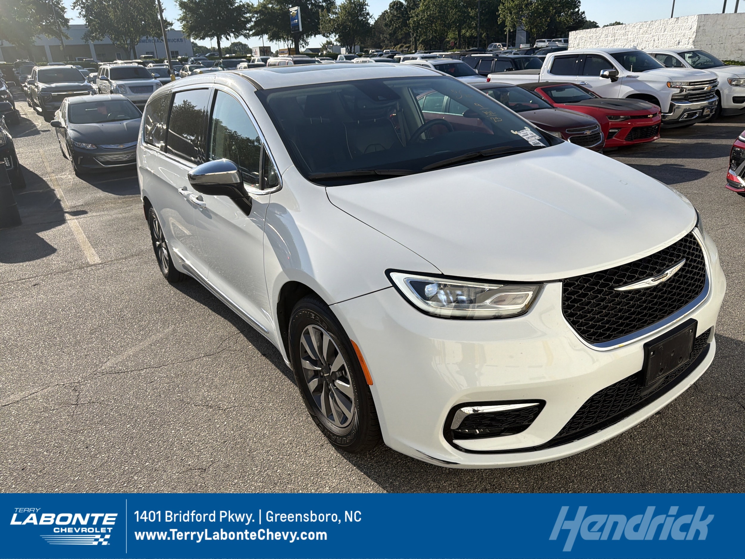 2023 Chrysler Pacifica Hybrid's photo
