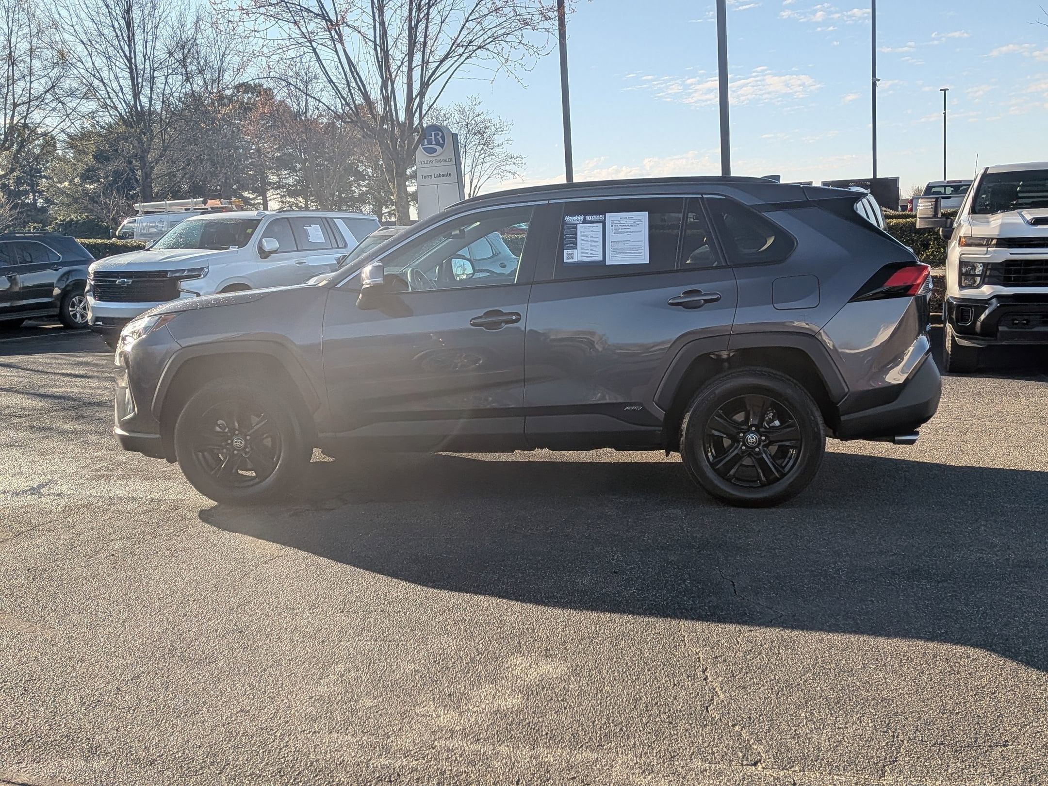 2025 Toyota RAV4 Hybrid XLE photo 4