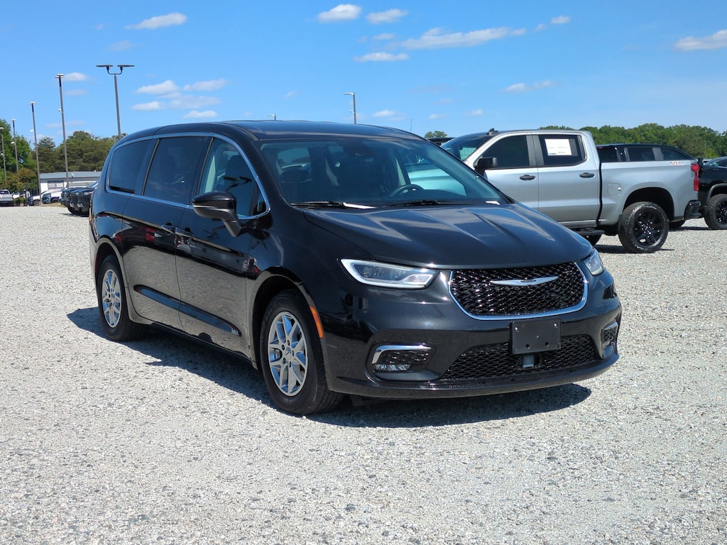 Used 2023 Chrysler Pacifica Touring L Minivan