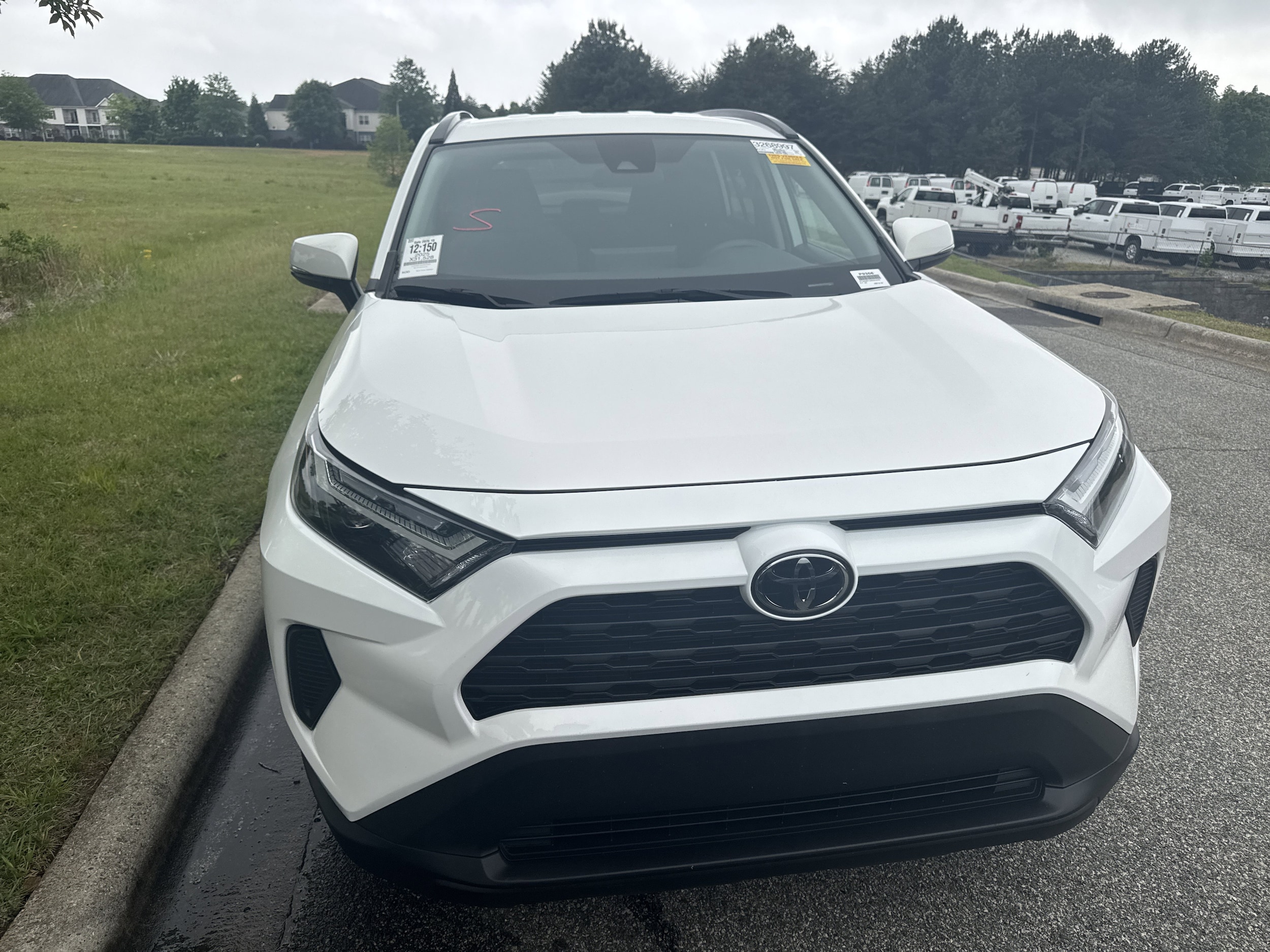 2025 Toyota RAV4 Hybrid XLE photo 2