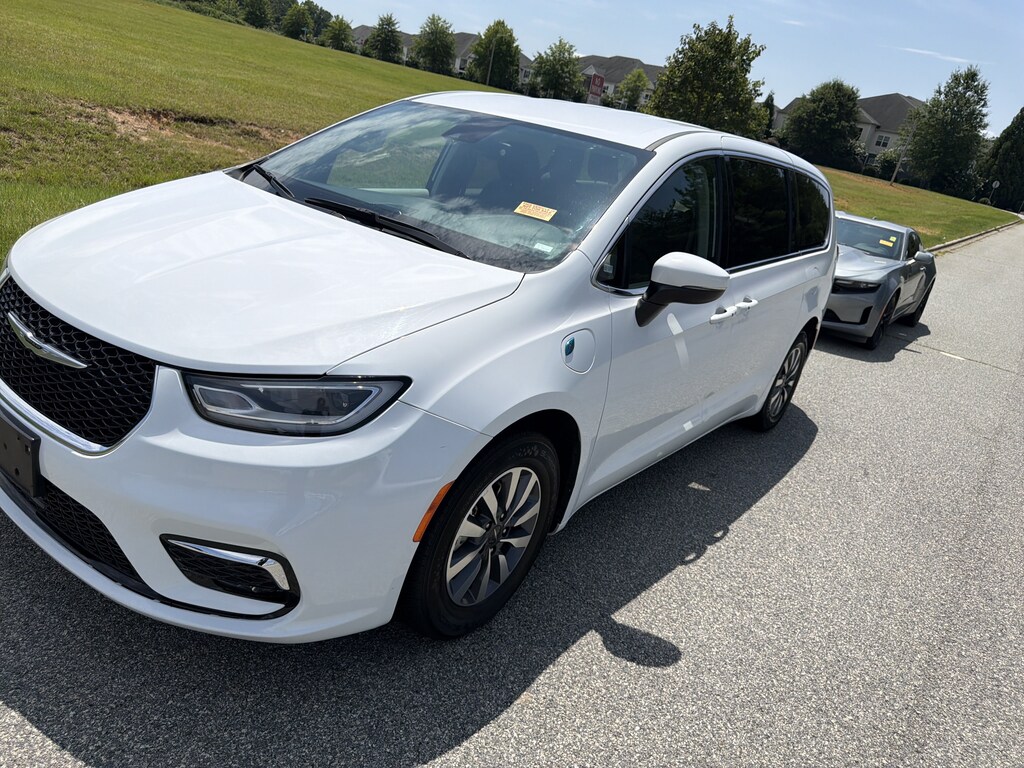 Used 2023 Chrysler Pacifica Minivan