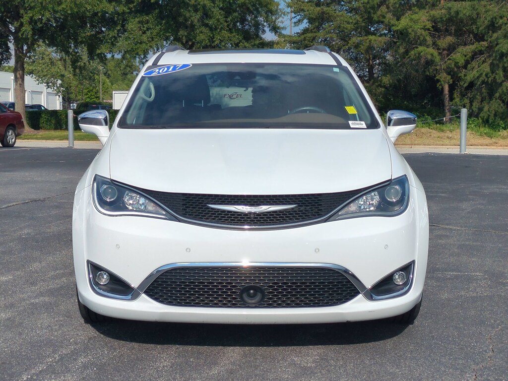Used 2017 Chrysler Pacifica Limited Minivan