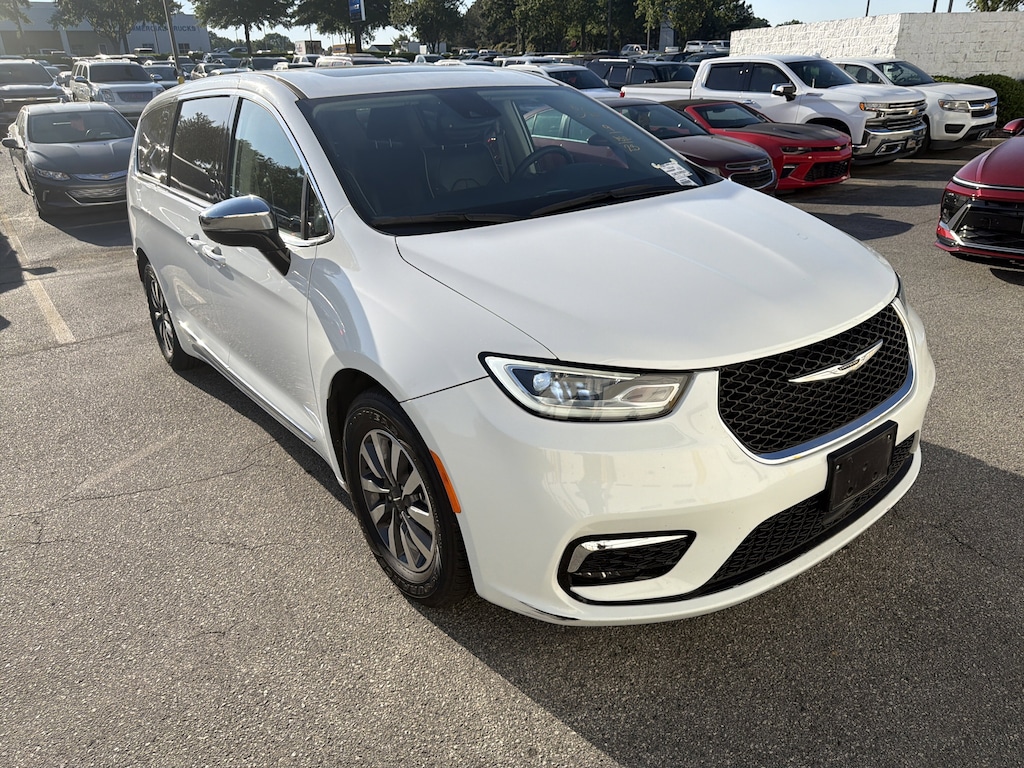 Used 2023 Chrysler Pacifica Minivan