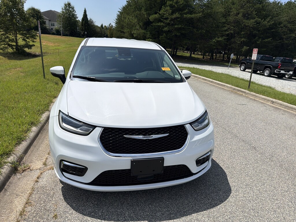 Used 2023 Chrysler Pacifica Minivan