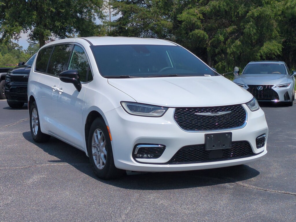 Used 2025 Chrysler Pacifica Select Minivan