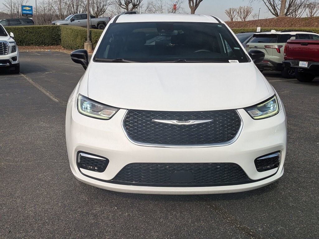 Used 2025 Chrysler Pacifica Select Minivan