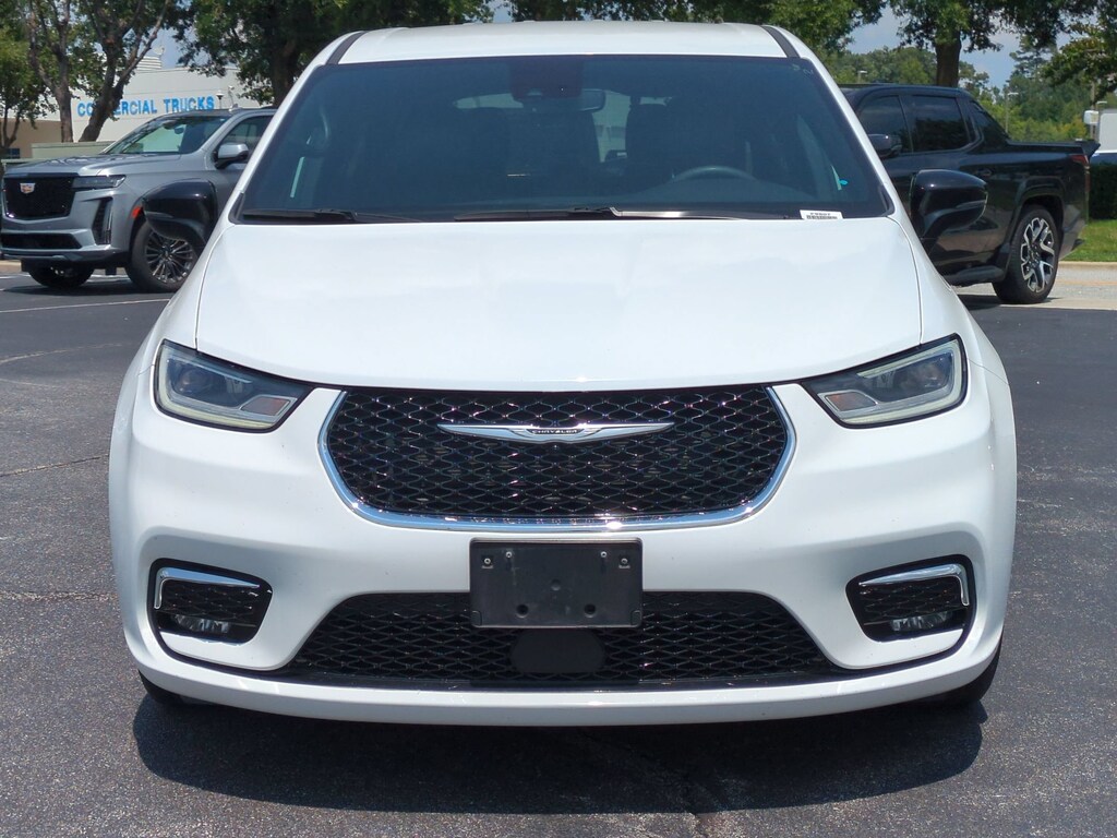 Used 2025 Chrysler Pacifica Select Minivan