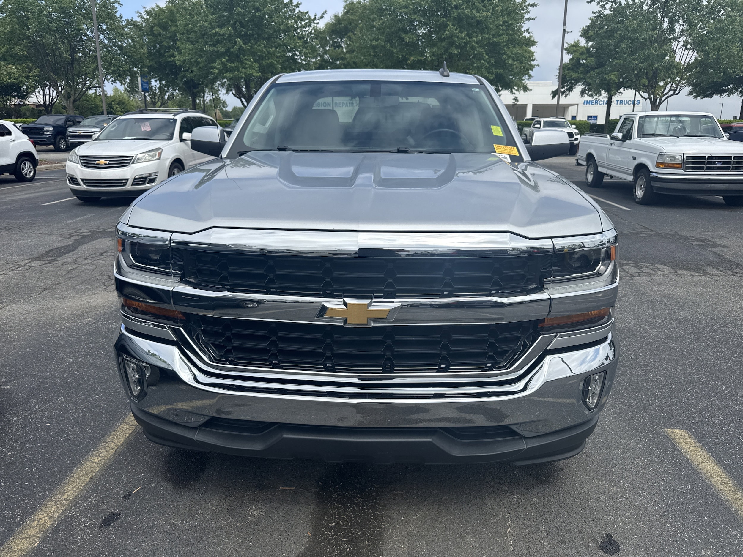 2017 Chevrolet Silverado 1500 LT photo 2