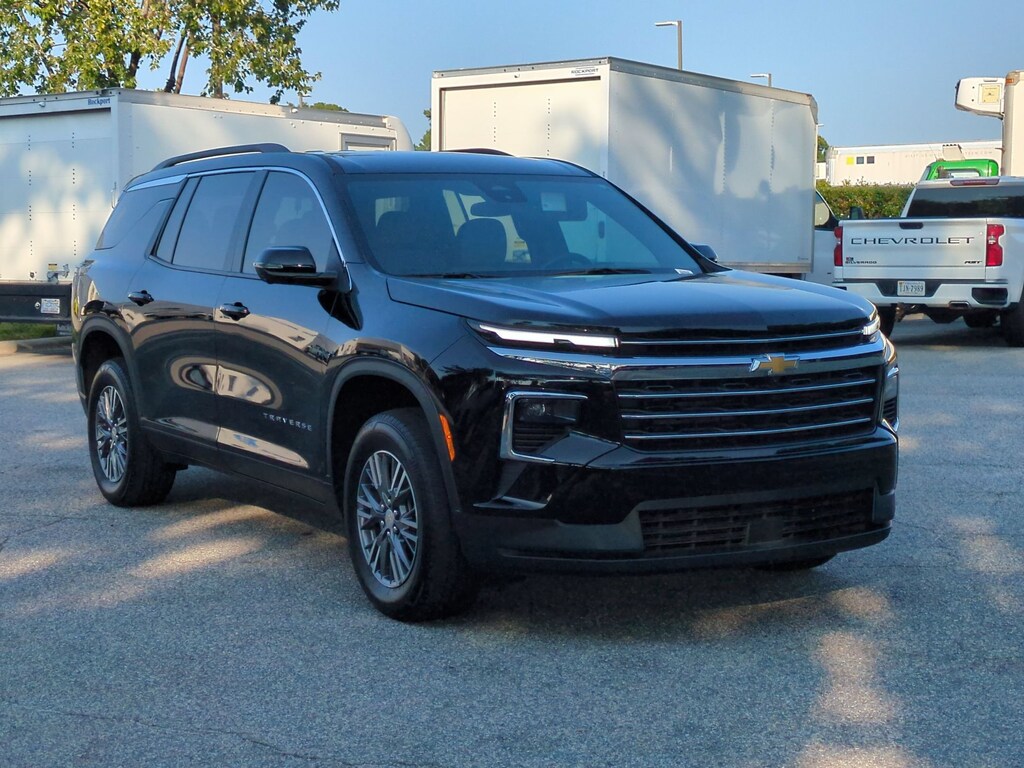 Used 2025 Chevrolet Traverse FWD LT SUV
