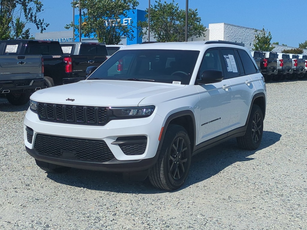 Used 2025 Jeep Grand Cherokee Altitude SUV