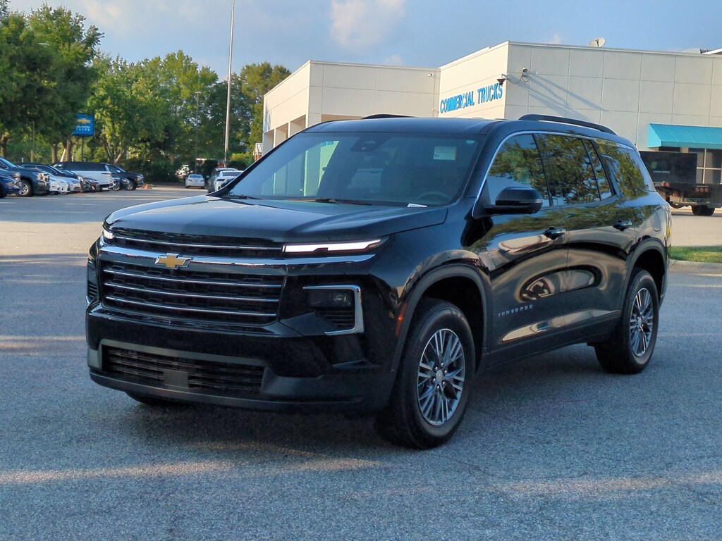 Used 2025 Chevrolet Traverse FWD LT SUV