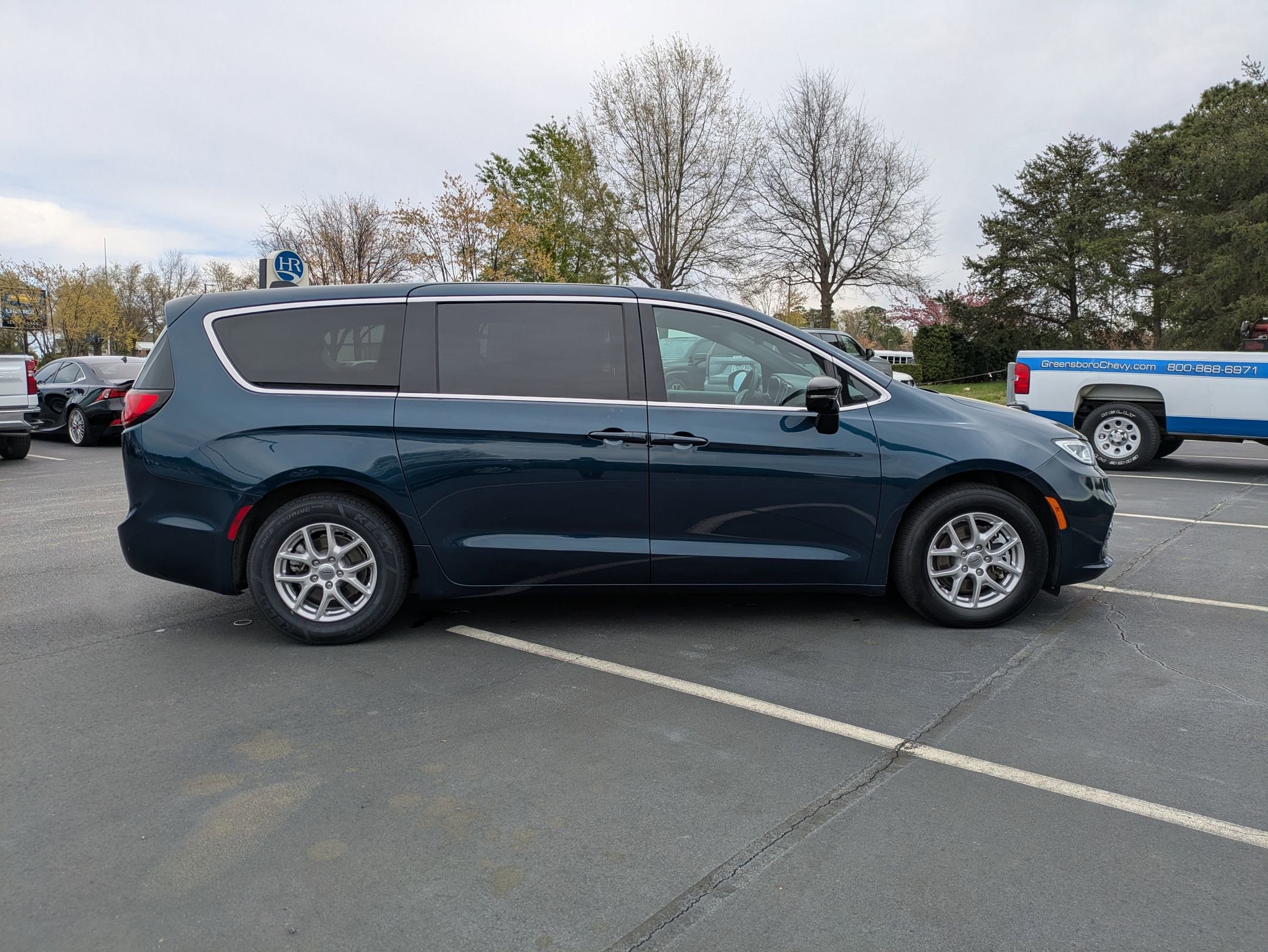 2025 Chrysler Pacifica Select photo 4