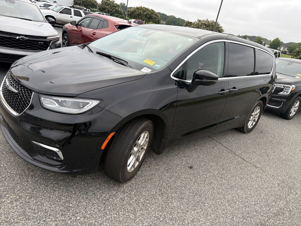 Used 2024 Chrysler Pacifica Touring L Minivan