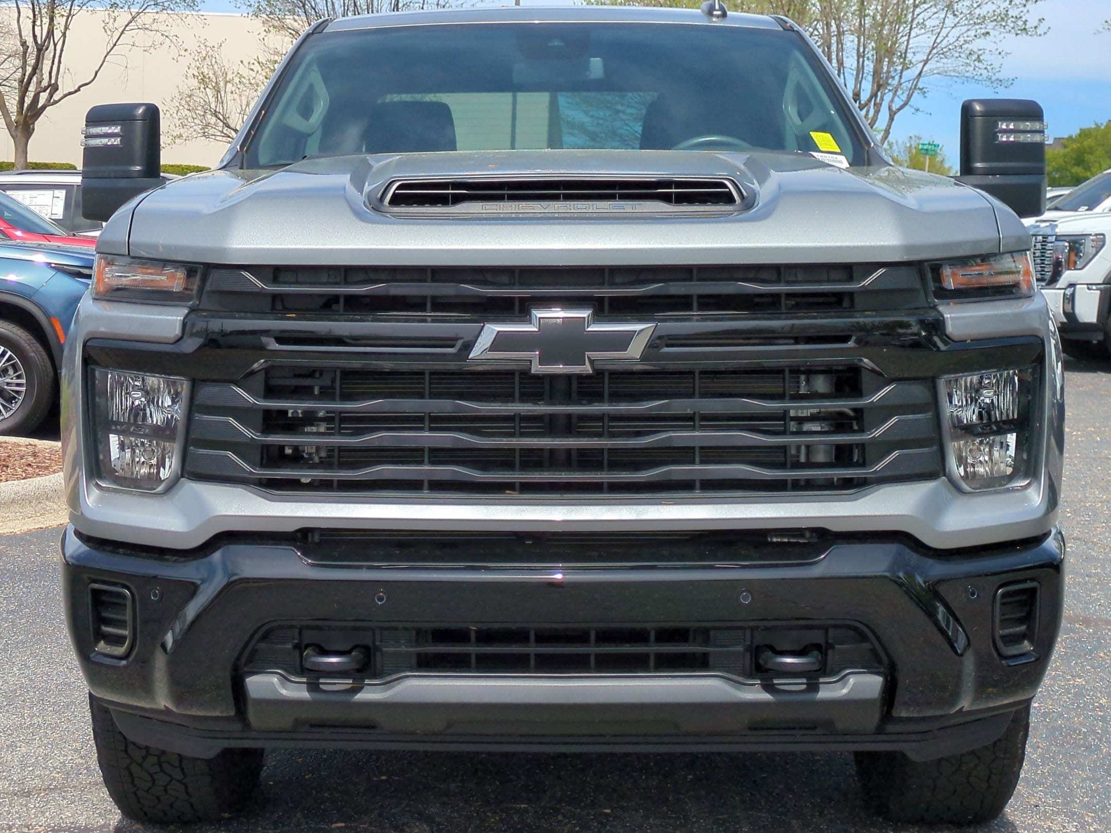 2025 Chevrolet Silverado 2500HD Custom photo 2