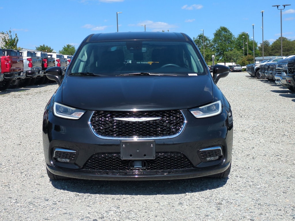 Used 2023 Chrysler Pacifica Touring L Minivan