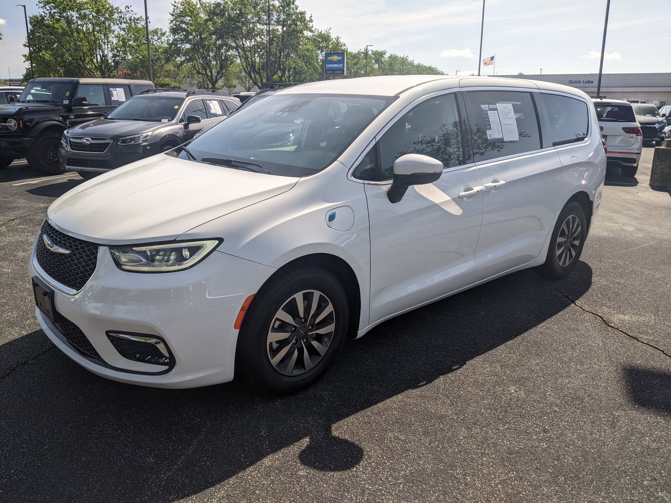 2023 Chrysler Pacifica Hybrid Touring L photo 3