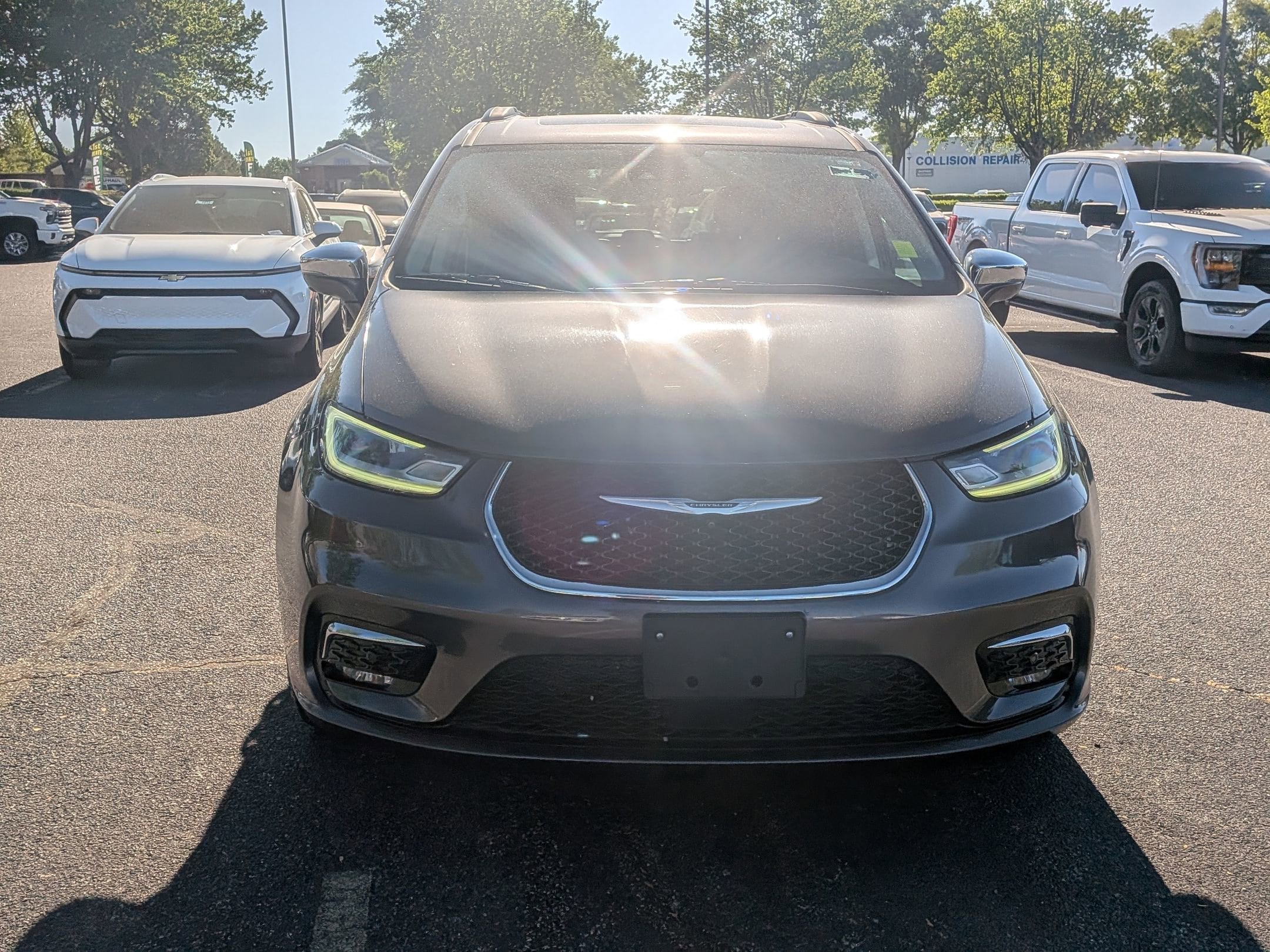 2022 Chrysler Pacifica Limited photo 2