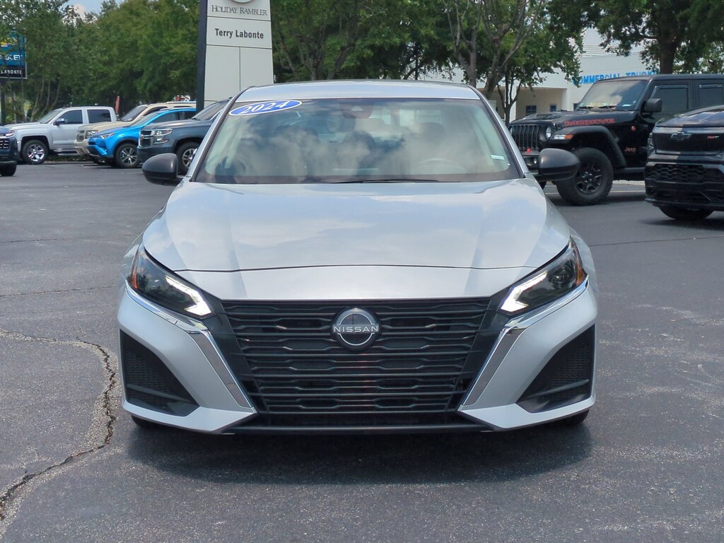 Used 2024 Nissan Altima 2.5 SV Sedan