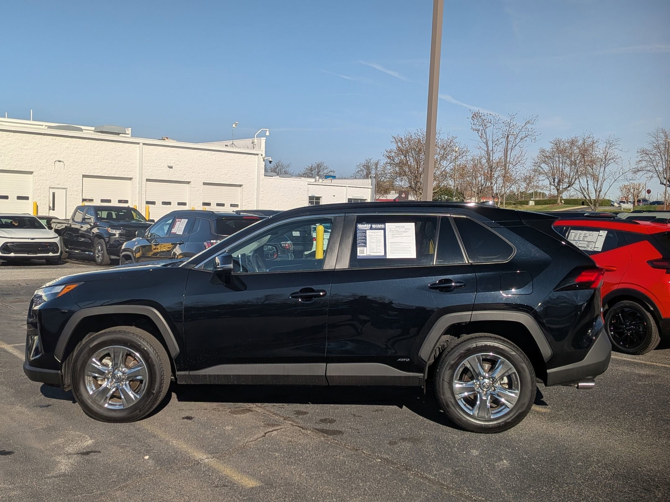 2025 Toyota RAV4 Hybrid XLE photo 4