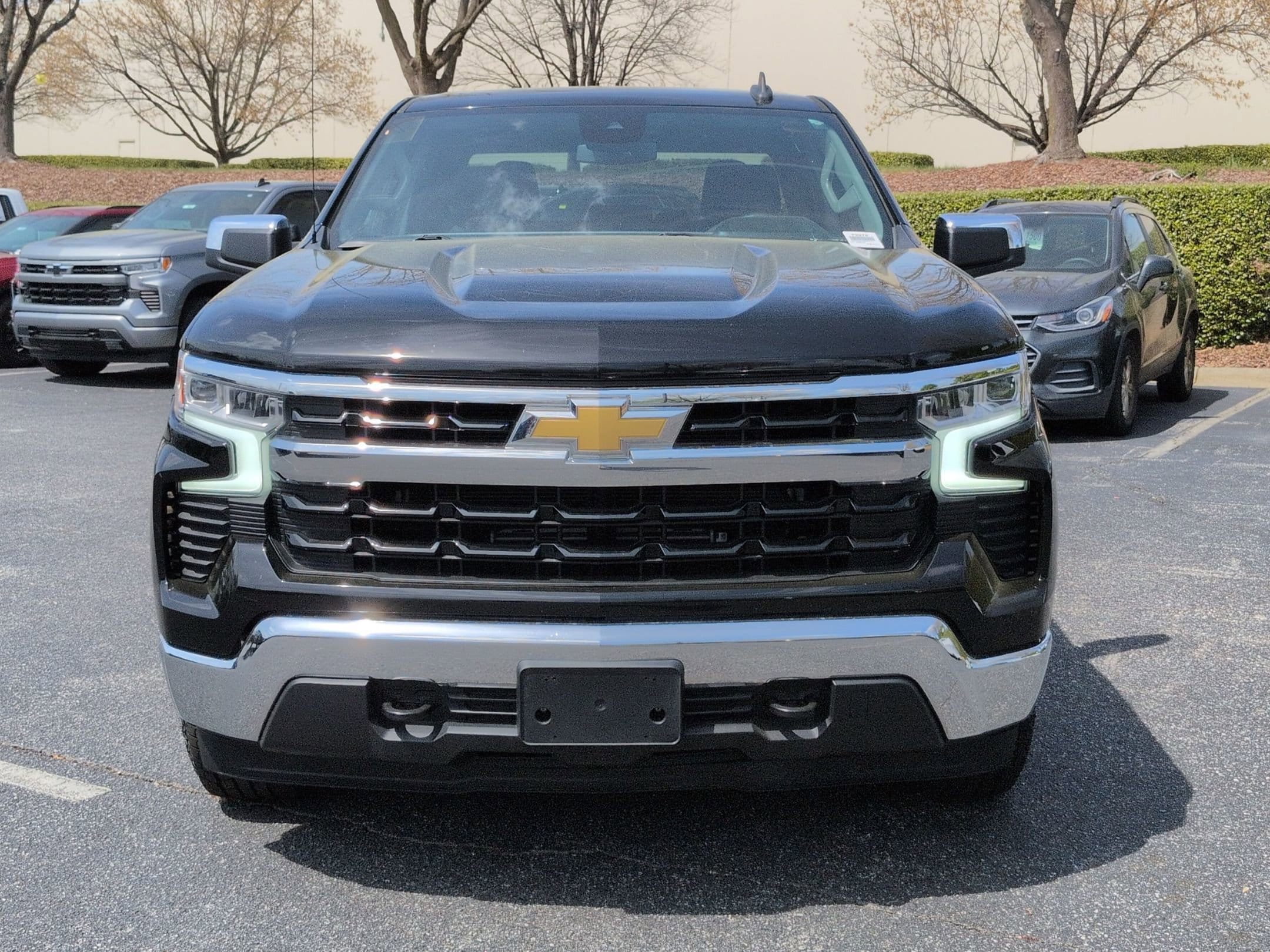 2022 Chevrolet Silverado 1500 LT photo 2
