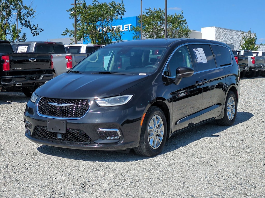 Used 2023 Chrysler Pacifica Touring L Minivan