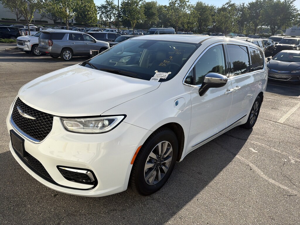 Used 2023 Chrysler Pacifica Minivan