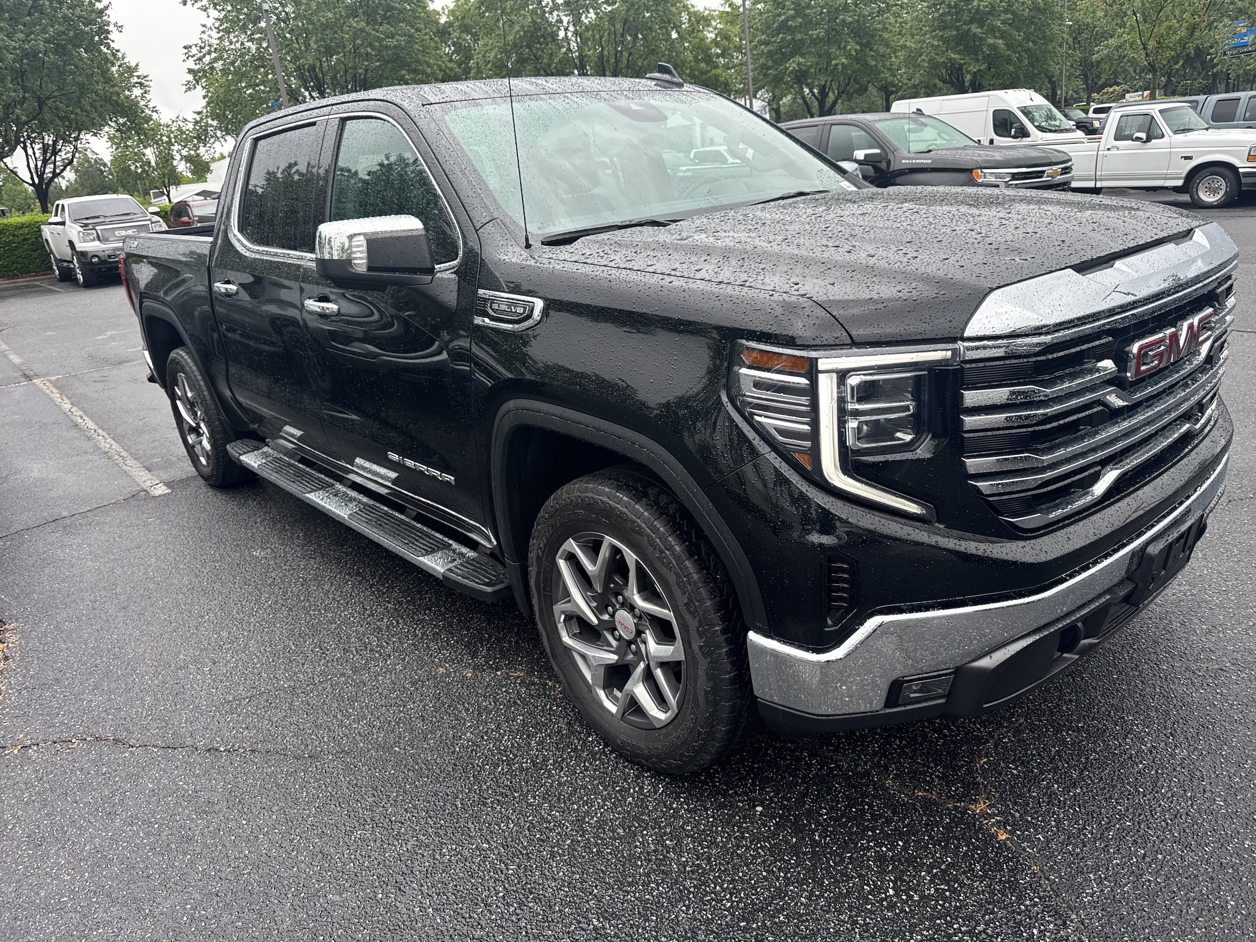 2023 GMC Sierra 1500 SLT photo 2