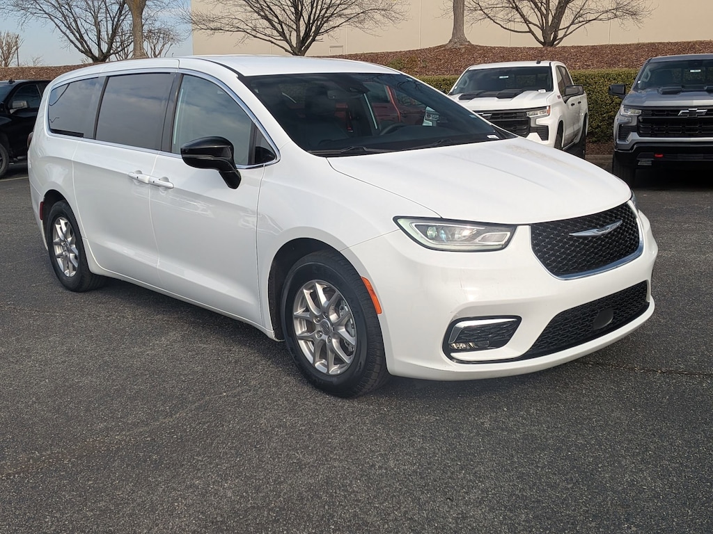 Used 2025 Chrysler Pacifica Select Minivan