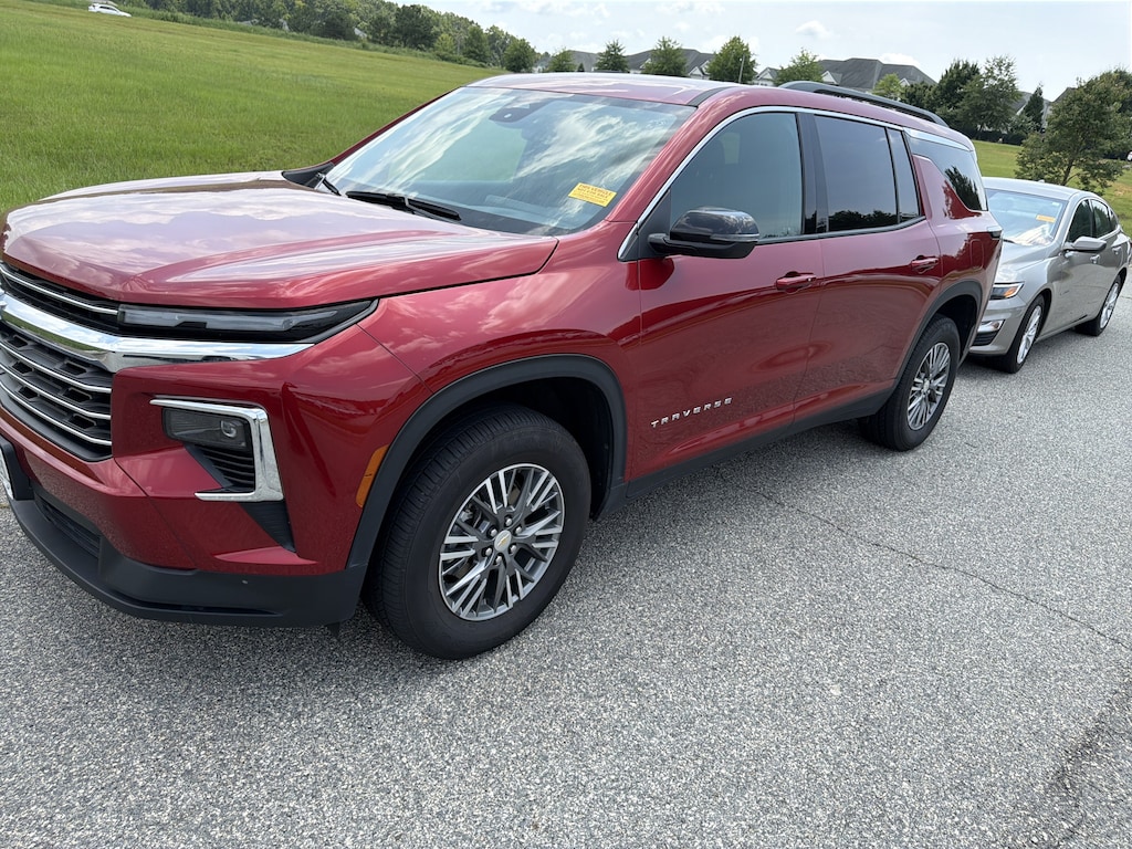 Used 2025 Chevrolet Traverse AWD LT SUV