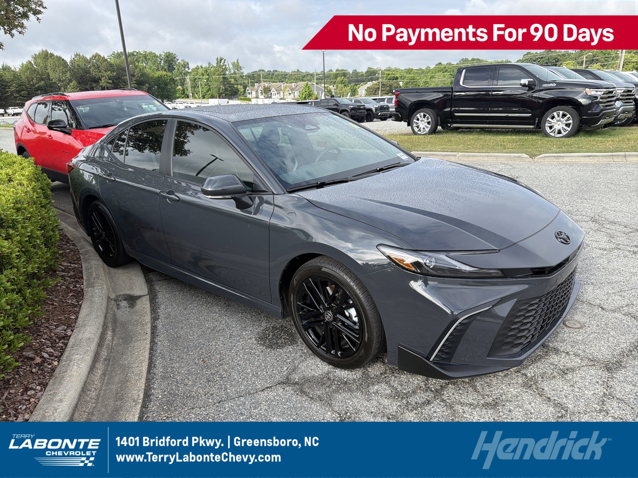 2025 Toyota Camry SE Hybrid's photo