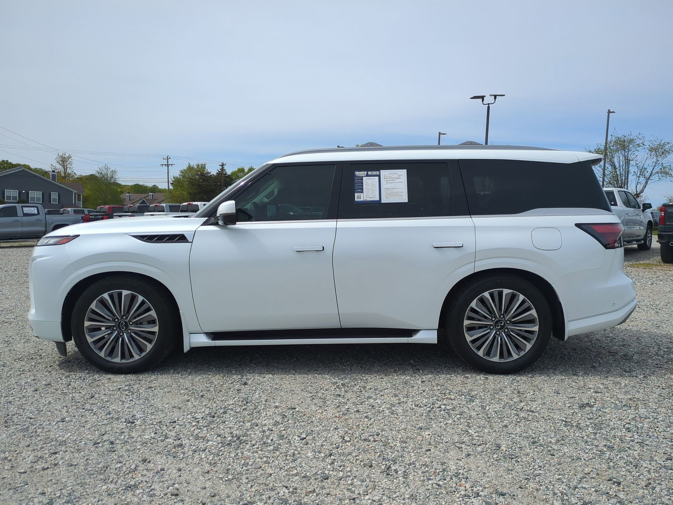 2026 INFINITI QX80 LUXE photo 4