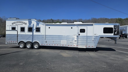 2022 Bloomer 4 Horse