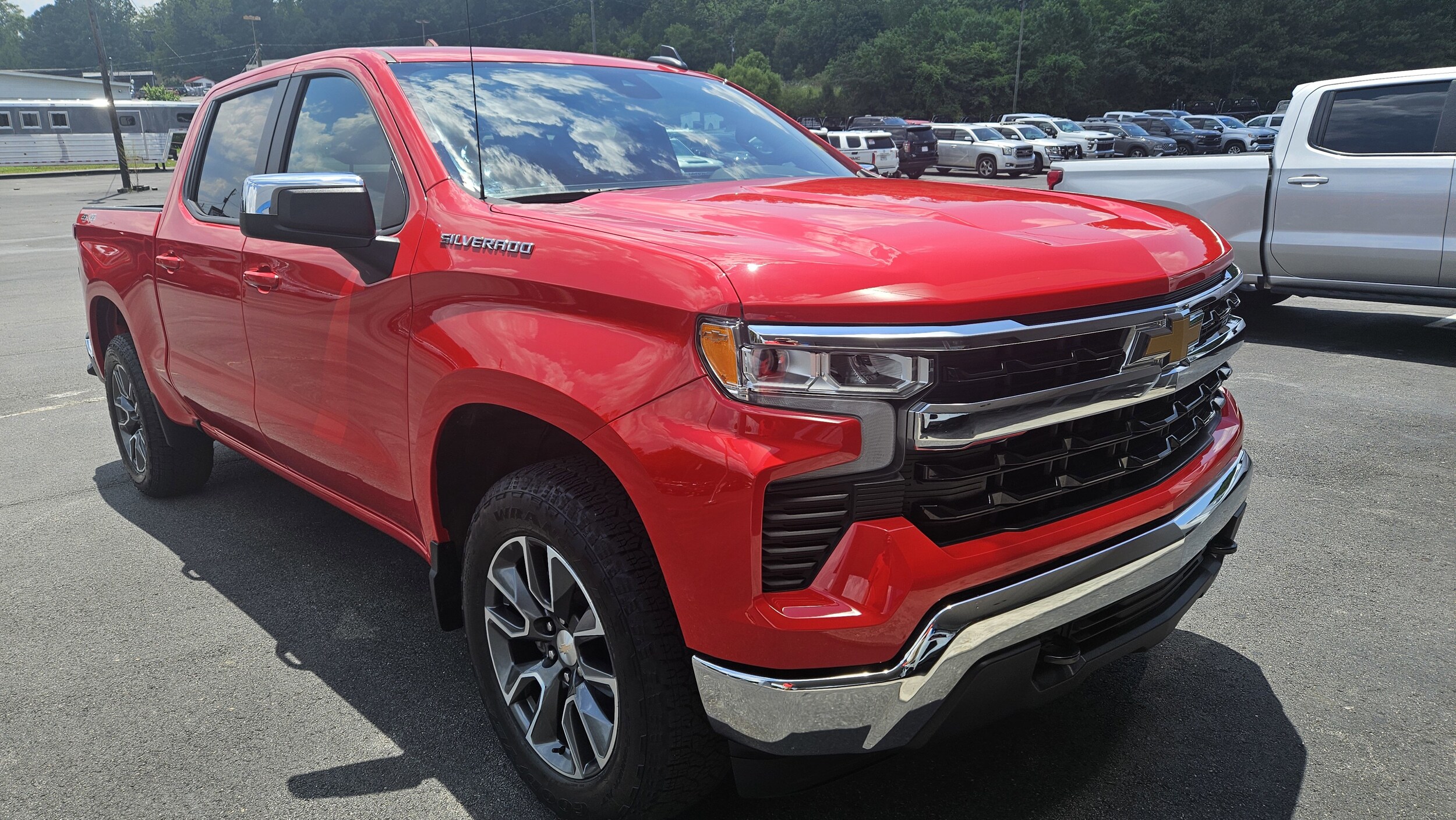2023 Chevrolet Silverado 1500 LT photo 3