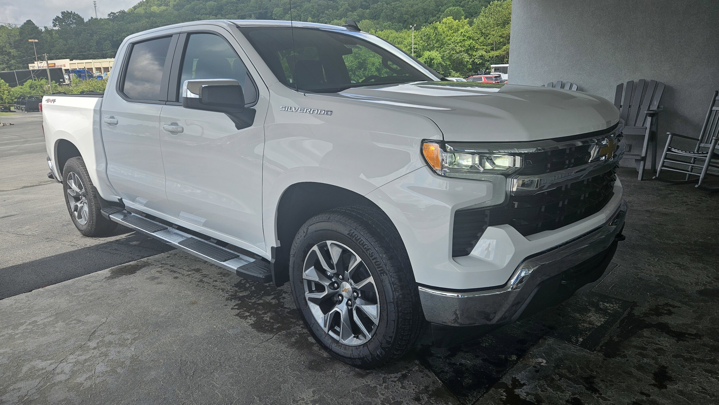 2025 Chevrolet Silverado 1500 LT photo 4