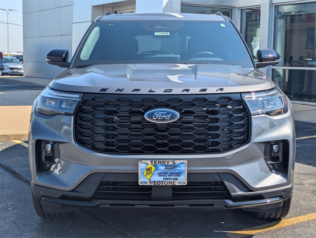 2025 Ford Explorer ST-Line photo 2