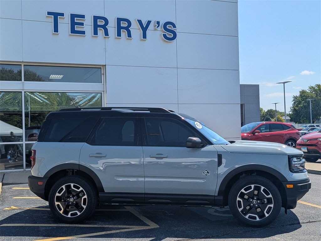2021 Ford Bronco Sport Outer Banks photo 2