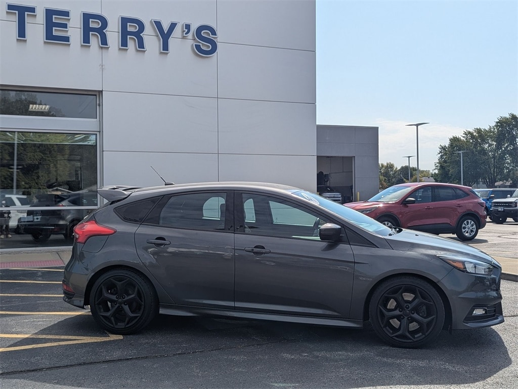Used 2018 Ford Focus ST with VIN 1FADP3L94JL282108 for sale in Peotone, IL