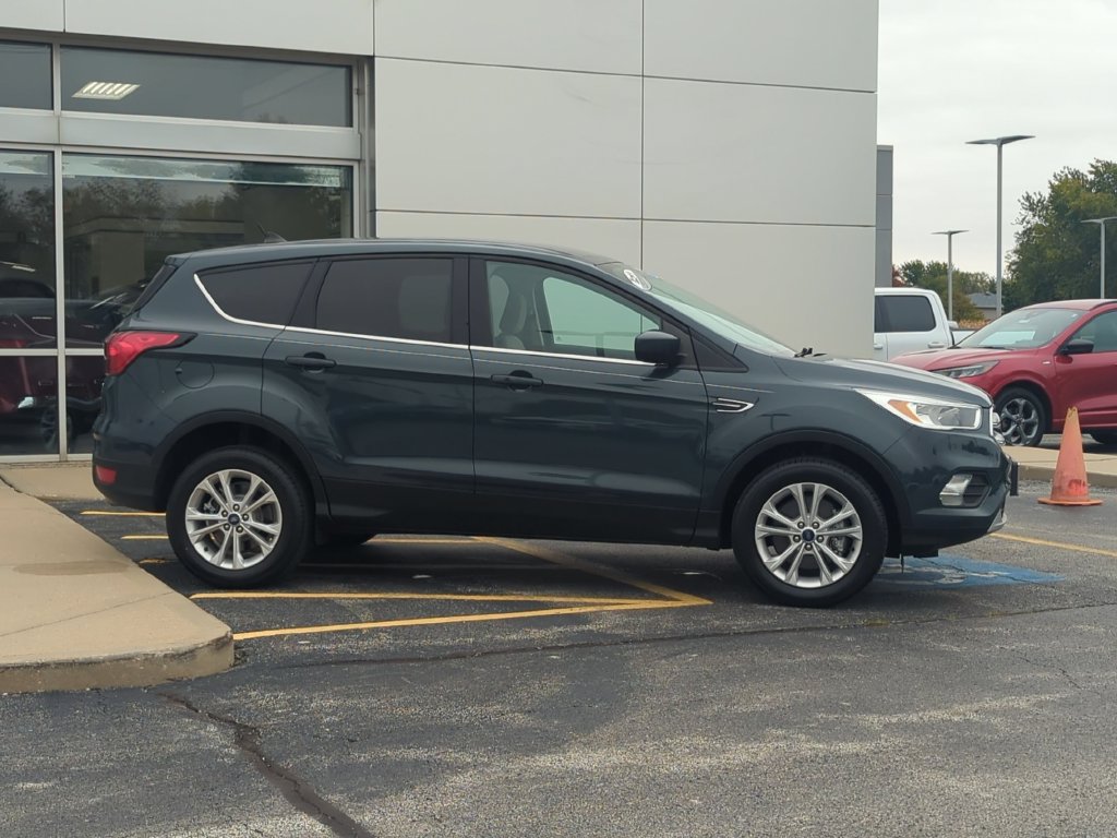 Used 2019 Ford Escape SE with VIN 1FMCU9GD8KUB18299 for sale in Peotone, IL