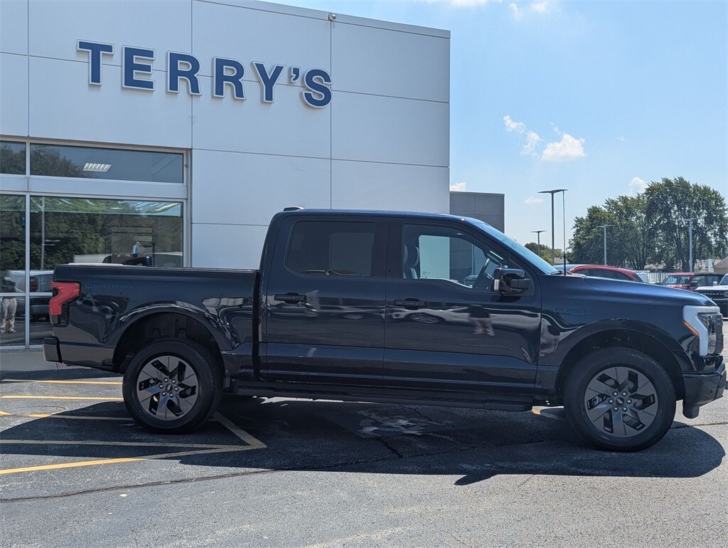 2024 Ford F-150 Lightning Lariat photo 2