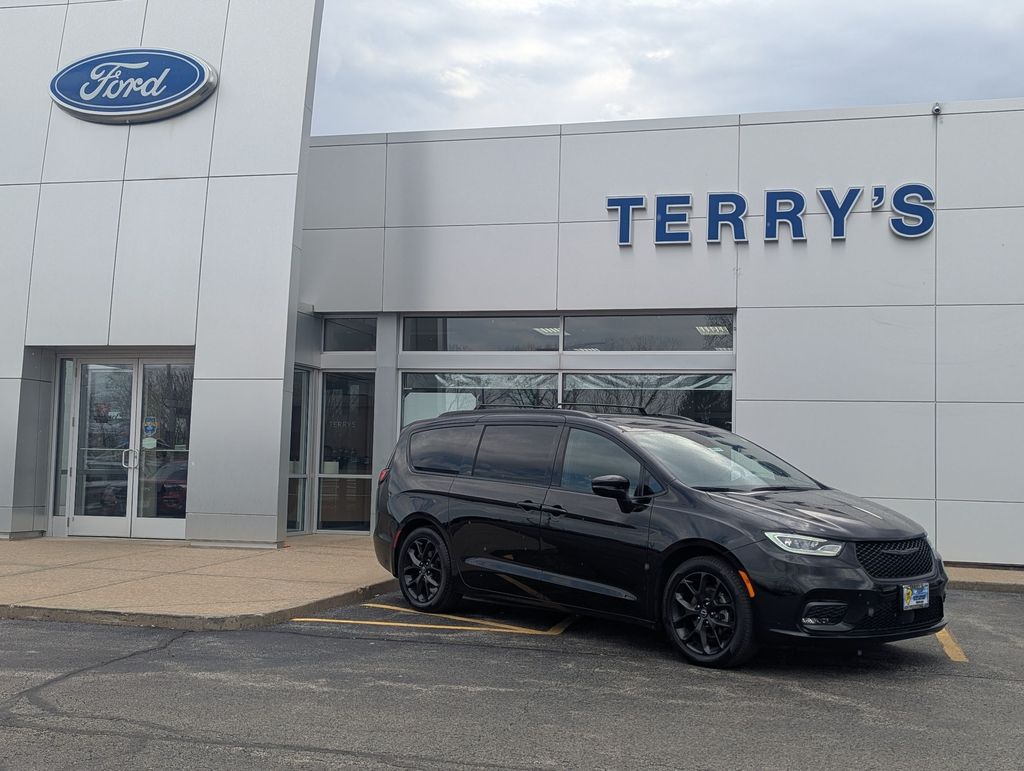 2025 Chrysler Pacifica Limited's photo