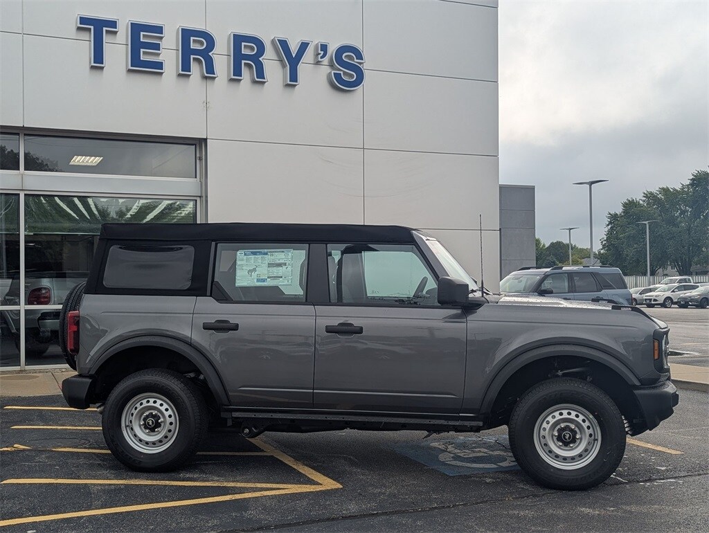 2025 Ford Bronco Base photo 3