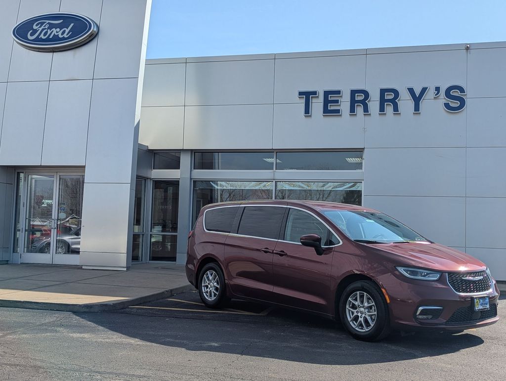 2023 Chrysler Pacifica Touring L's photo