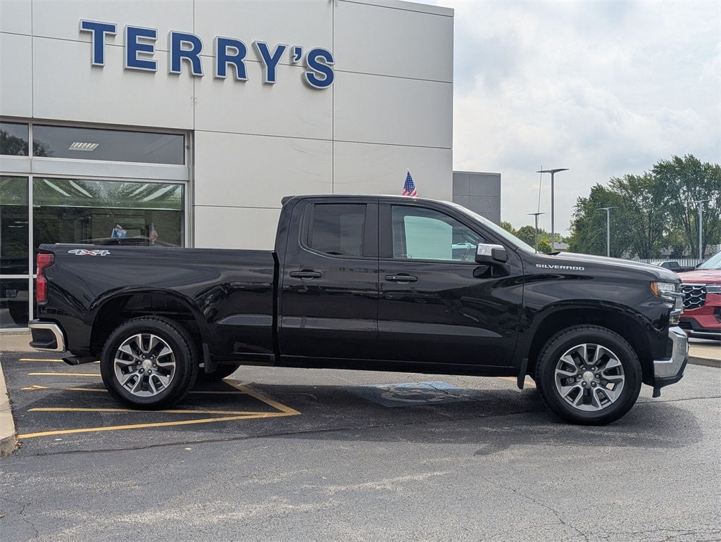 Used 2021 Chevrolet Silverado 1500 LT with VIN 1GCRYJEK0MZ412596 for sale in Peotone, IL